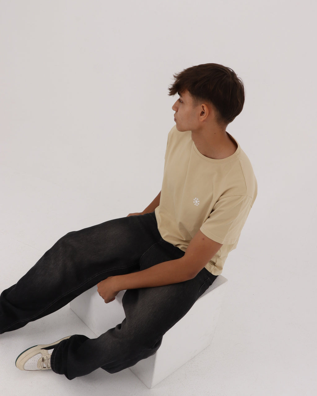 BAZIC beige logo tee