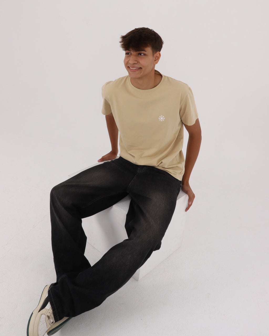 BAZIC beige logo tee